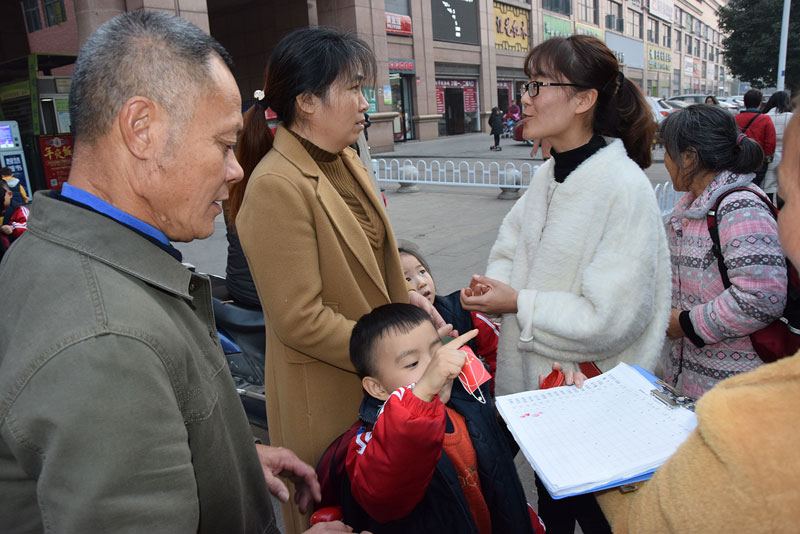 督查落實校車安全    深化促進家校溝通 ——記愉小行政班子上校車跟車紀實