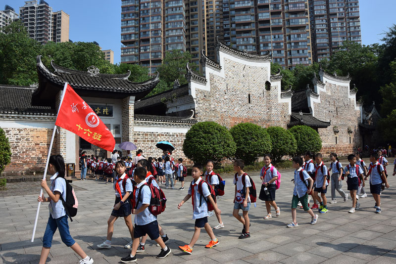 愉小·開學(xué)第一課  獻(xiàn)禮建國(guó)70周年--“大手拉小手”徒步陸家新屋